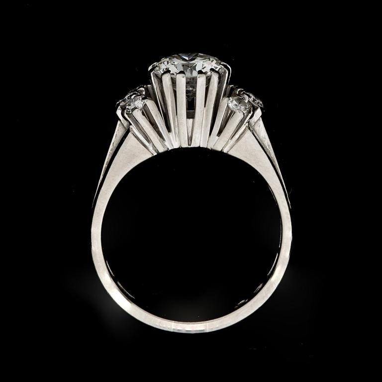 RING, platina med briljantslipade diamanter, mittensten ca 1,16 ct. Stockholm, CFC, Stockholm, 1964. Vikt ca 5,5 g.