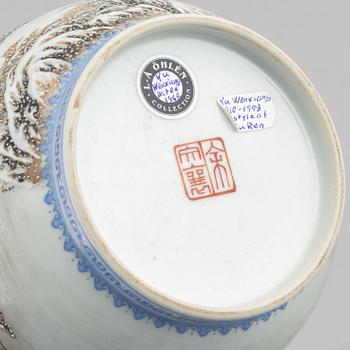 A Chinese porcelain vase, second part of the 20th century.