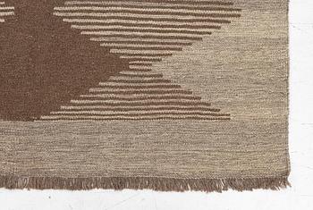 A persian kilim rug, c. 205 x 129 cm.