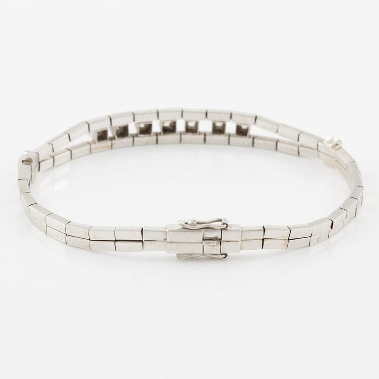 Bracelet, 18K white gold set with seven brilliant-cut diamonds.