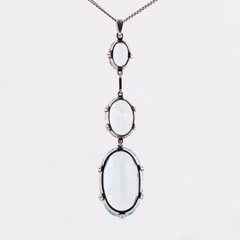 A PENDANT, facetted aquamarines, 18K white gold.