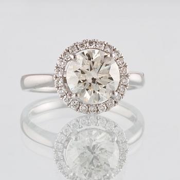 RING, 18K vitguld med briljantslipad diamant ca 2.03 ct samt små briljantslipade diamanter 0.24 ct. 4,8 gram.