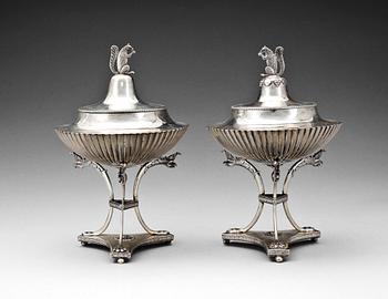 SOCKERSKÅLAR PÅ FOT, ett par, silver, empire, Adolf Zethelius, Stockholm 1815 resp 1816. Totalvikt ca 980 gram.