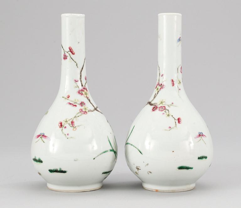 VASER, ett par, porslin. Qingdynastin.