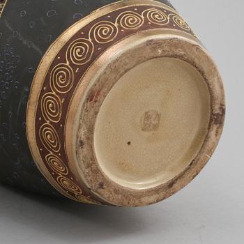 VASER, ett par, porslin, Satsuma, Japan, 1800-/1900-tal.