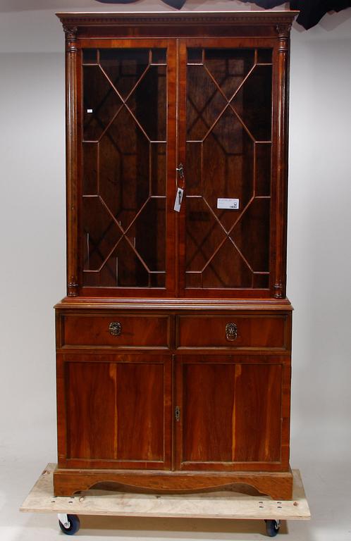 VITRINSKÅP, engelsk stil, 1900-talets mitt.