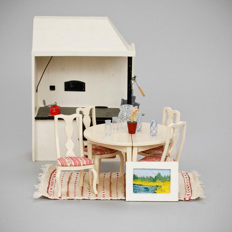 DOCKSKÅPSMÖBLER, ca 35 delar. De flesta "Nolbyn Värmländskt hantverk", Berit Bergström. 1940-50-tal.