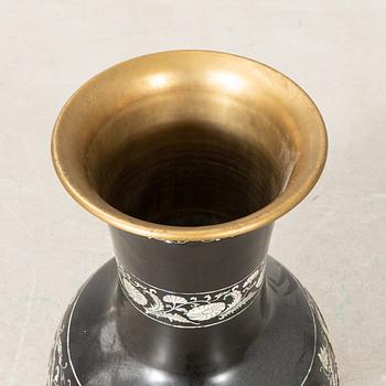 Floor vase East Asia 20th century.