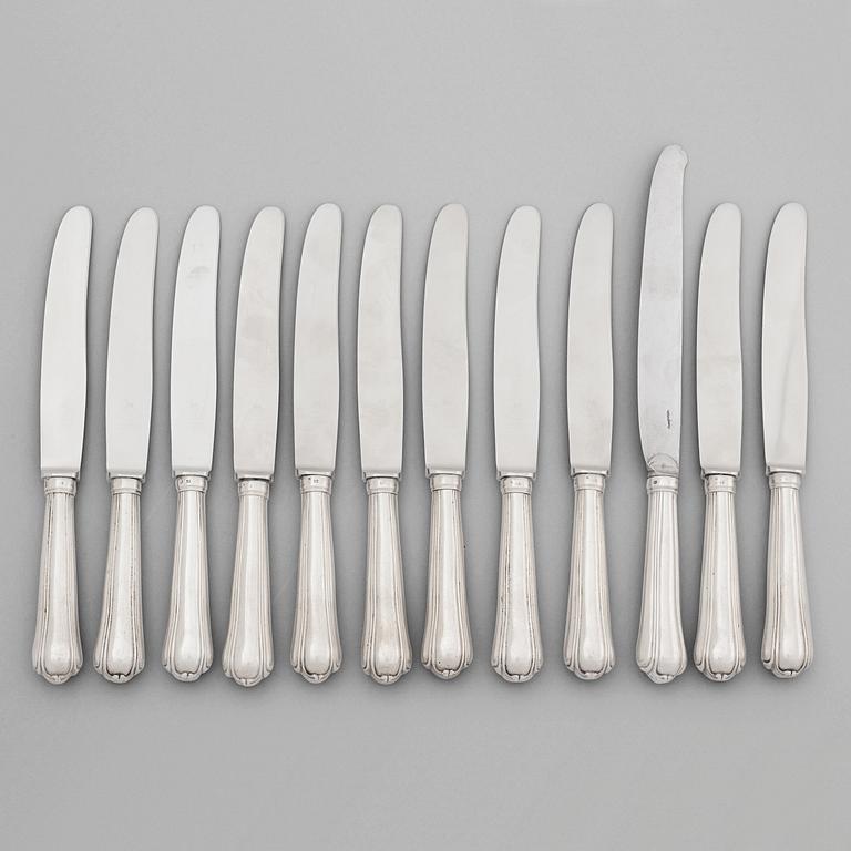 A set of twelv Swedish 18th century silver dinner-knifs, mark of Pehr Zethelius, Stockholm 1767.