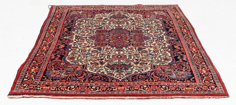 A semi-antique Bidjar carpet, ca 270 x 163 cm.