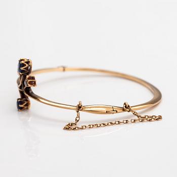 Armband, 14K guld, gammalslipade diamanter ca 0.14 ct tot, rosenslipade diamanter och safirer.