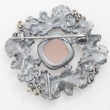 Four silver jewellery pieces: three brooches and a pair of cufflinks. With rose quartz and tiger’s eye. Finnish designers.