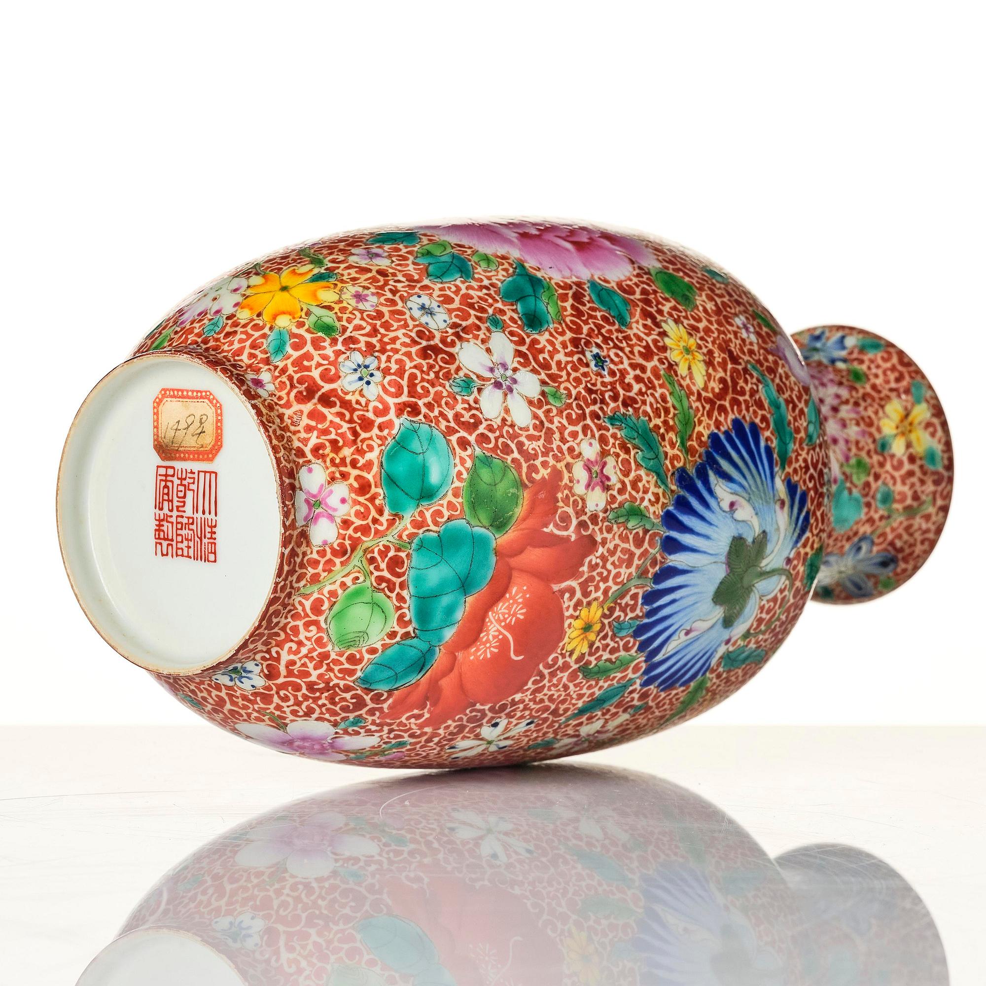 A Chinese vase, 20th century.