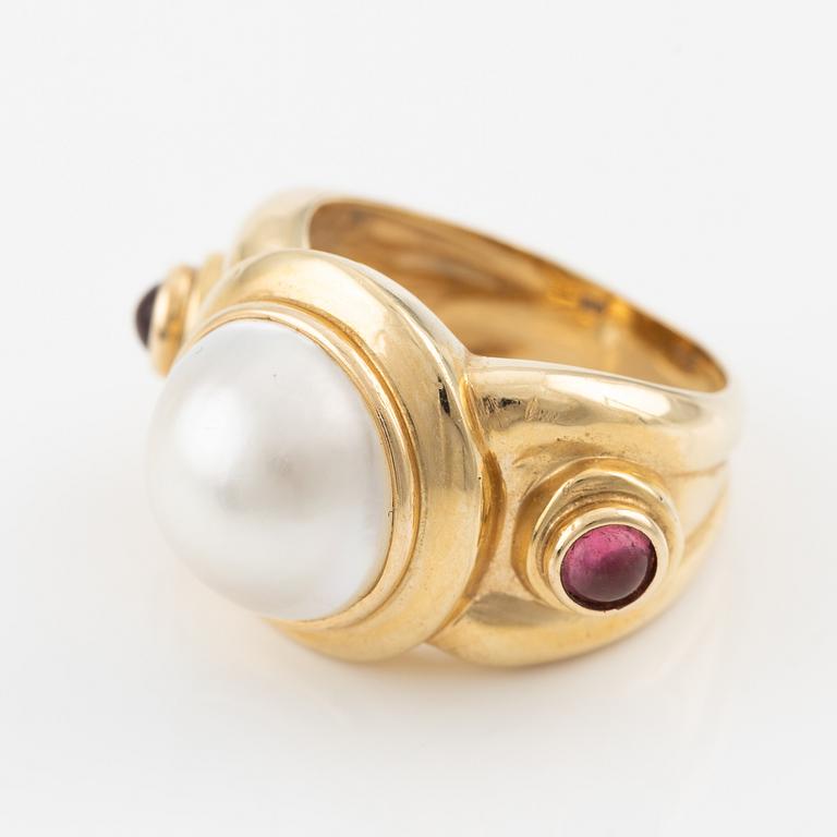 Ring, 14K gold with a mabé pearl and cabochon-cut rubies.