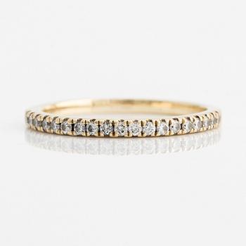 Ring in 14K gold with round brilliant cut diamonds.