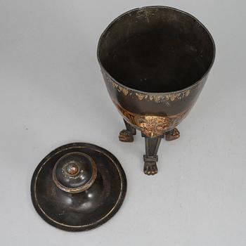 URNA MED LOCK, Biedermeier, sannolikt Tyskland, 1800-talets första hälft.