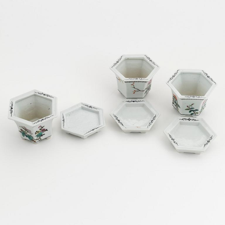 Three Chinese republic style porcelain flower pots with stand, 20th Century.