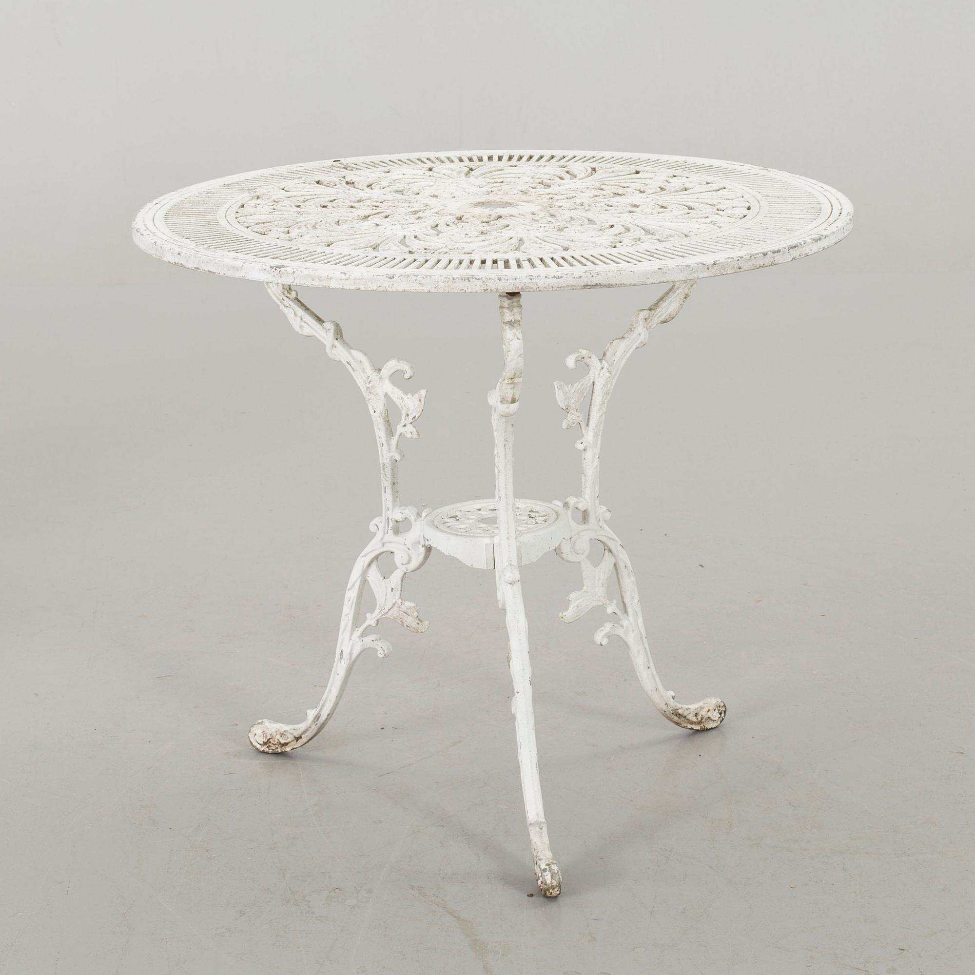 A SET OF FOUR GARDEN CHAIRS AND A GARDEN TABLE, second half of 20th century.