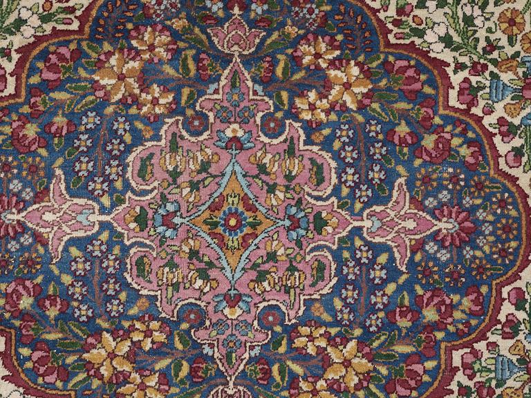SEMI-ANTIQUE KERMAN. 378 x 280 cm.