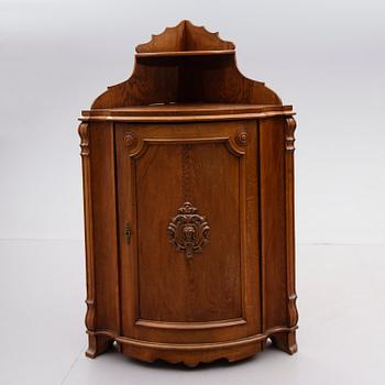 HÖRNSKÅP, ek, 1800-talets andra hälft.