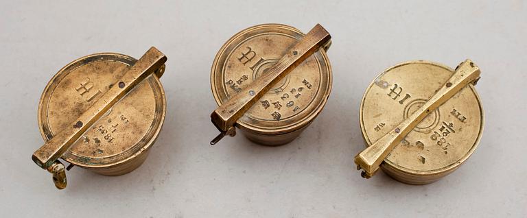 MÅTTSATSER, 2 st, mässing, 1826 och 1833.