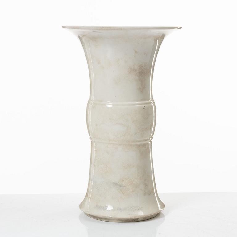 A bronze shaped fahua/blanc de chine vase, Qing dynasty, Kangxi (1662-1722).