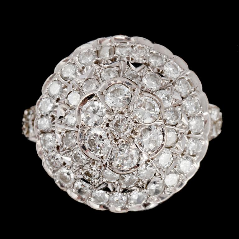 RING, 14k vitguld med 63 briljantslipade diamanter, tot ca 4.7 ct, 2000-tal. Vikt 11 g.