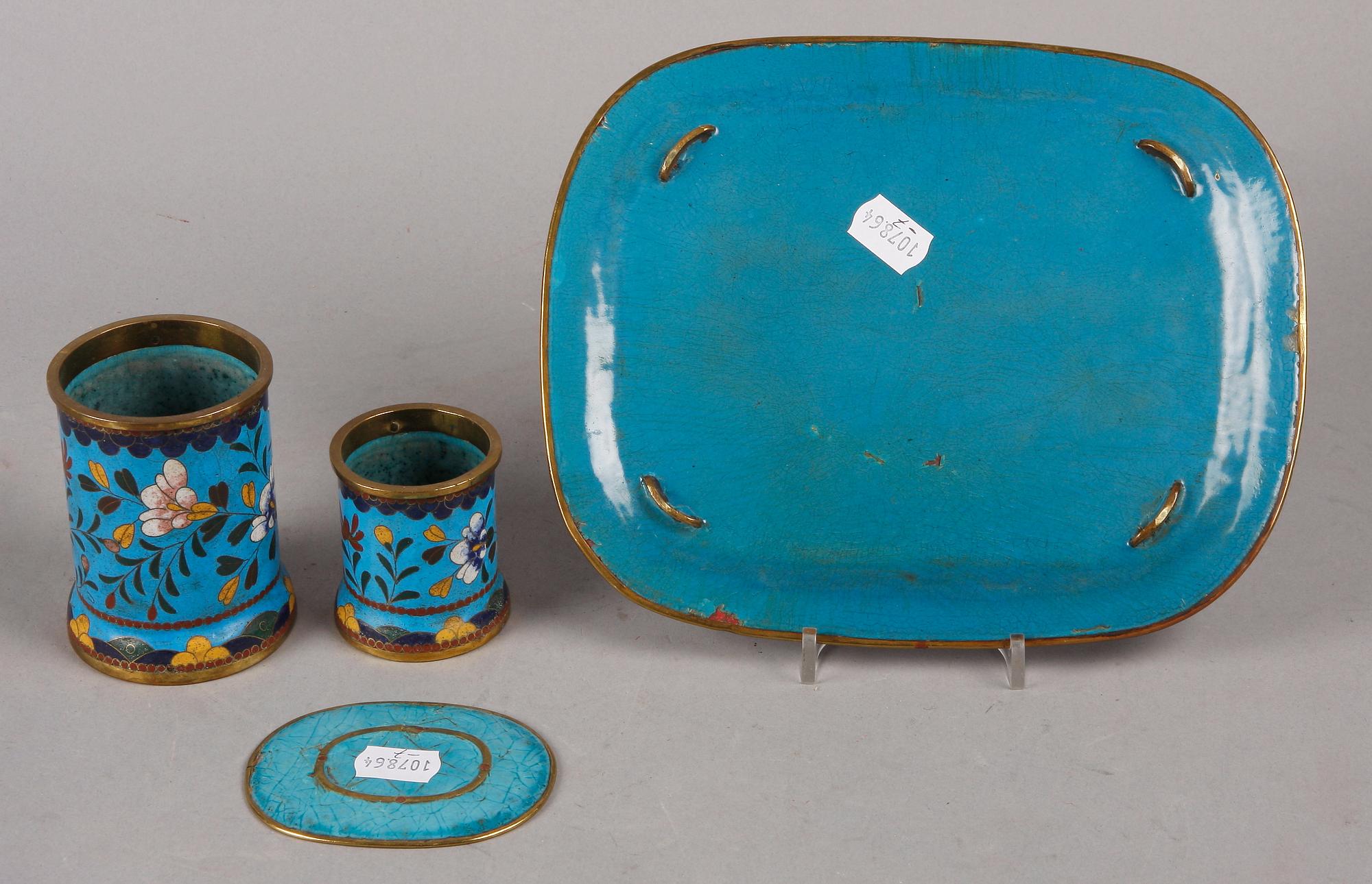 MUGGAR OCH FAT SAMT BRICKA, 4 delar, mässing, cloisonne, Kina tidigt 1900-tal.