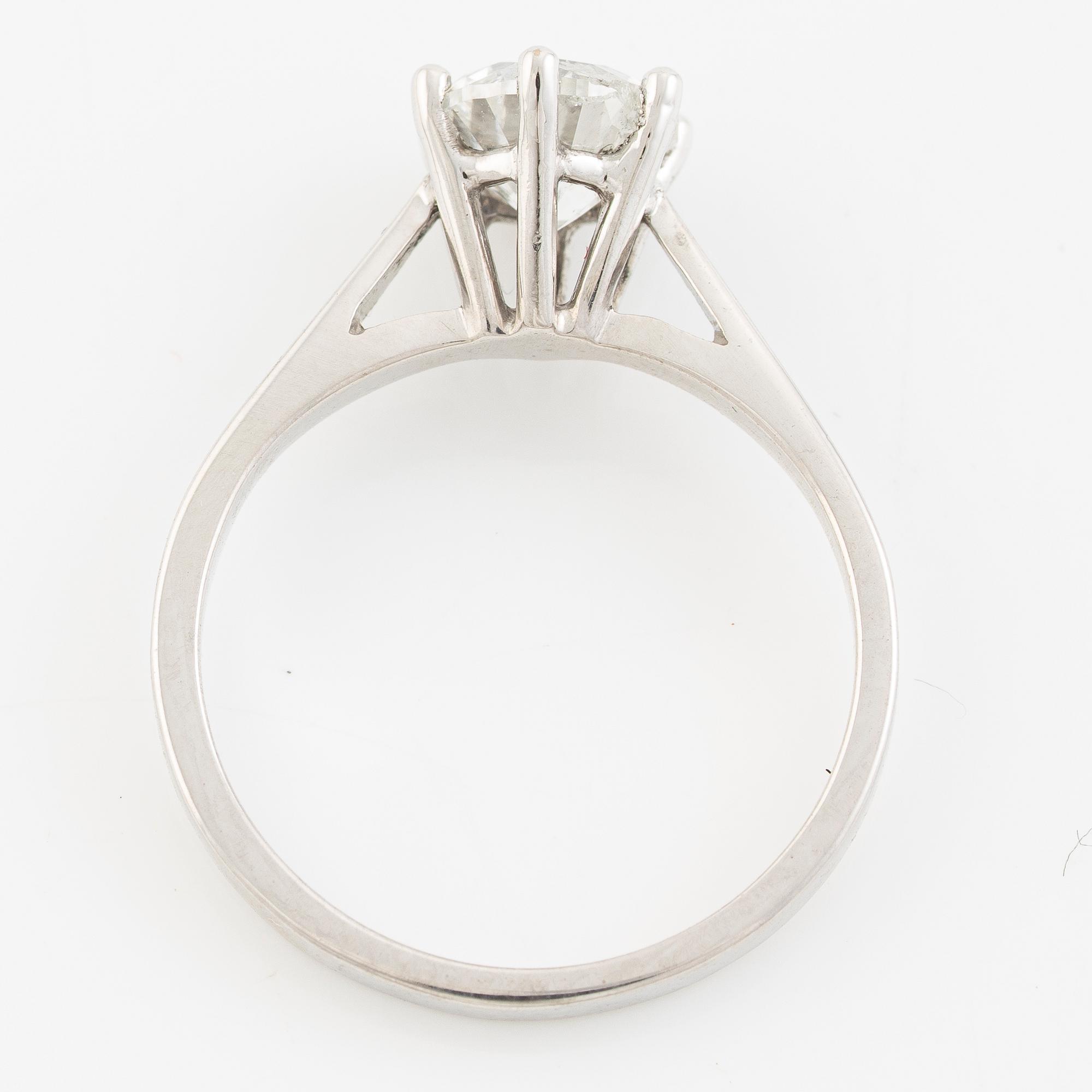 Ring in 18K white gold set with a round brilliant-cut diamond.