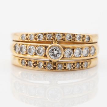 Ring 18K guld med runda briljantslipade diamanter.
