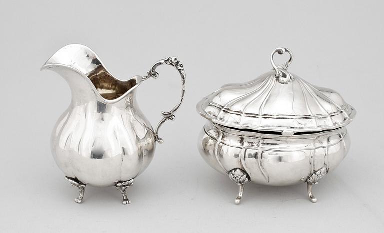 GRÄDDKANNA med SOCKERSKÅL, silverhalt 830, bland annat Tyskland. 1800/1900-tal. Tot ca 441,9g.