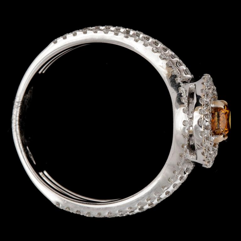 A fancy orangy-brown, 0.44 cts, and brilliant cut diamond ring, tot. 1.26 cts.