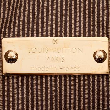 LOUIS VUITTON, a monogram canvas messenger bag.