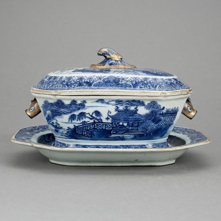 SMÖRTERRIN på FAT, porslin, Kina, Qianlong, (1736-95).