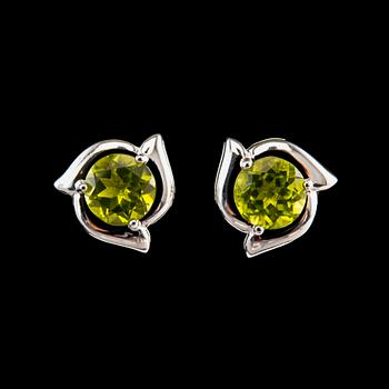 382. A PAIR OF EARRINGS, Pakistani peridots 5.09 ct. 18K white gold.