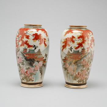 A pair of japanese vases, first half of the 20th century.