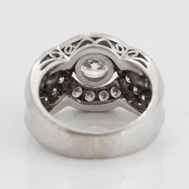 An 18K white gold ring set with round brillliant-cut diamonds with a total weight of ca 1.50 cts.