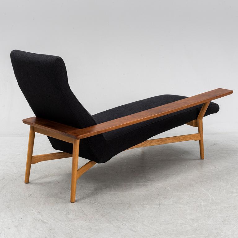 A chaise lounge by Tateishi Shoiji.