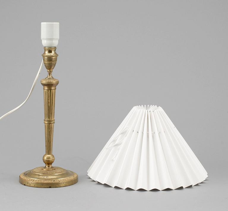 BORDSLAMPA/LJUSSTAKE, mässing, empire, 1800-talets första hälft.