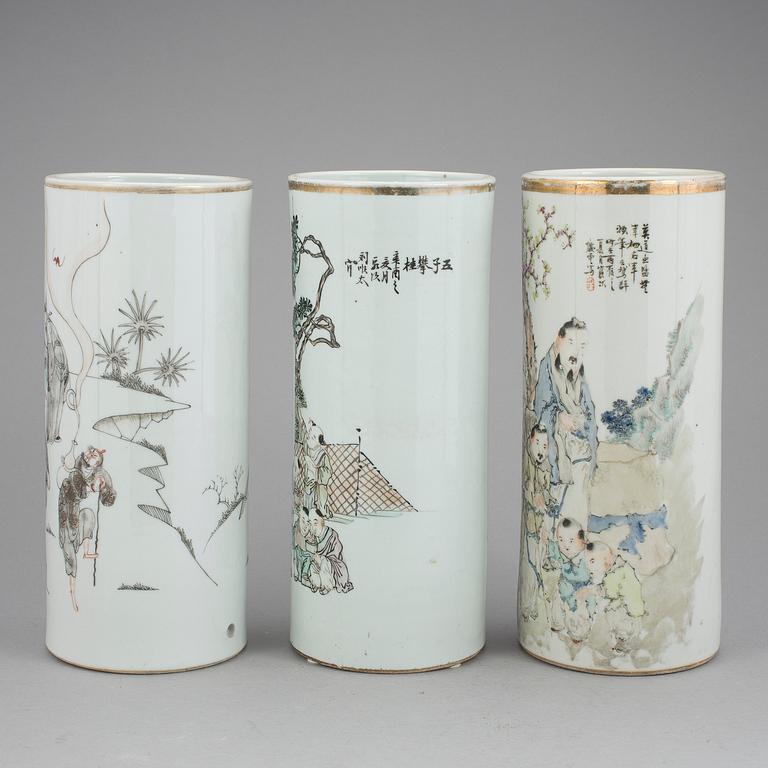 PENSELVASER, porslin, 3 st, 1900-tal, Kina.