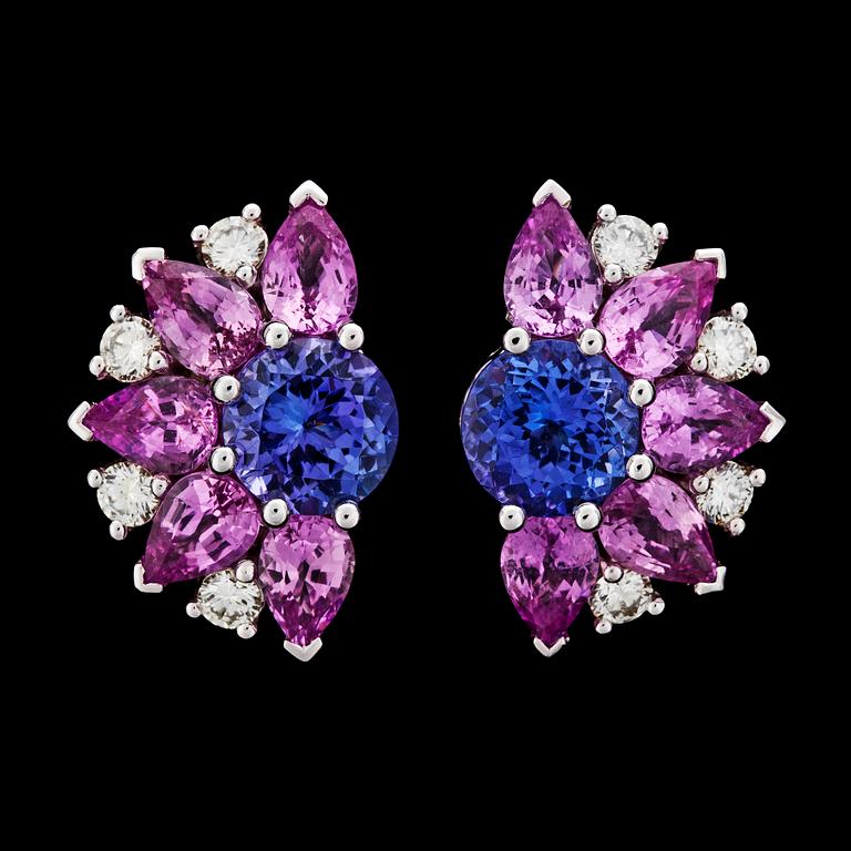 EARRINGS, tanzanite, tot. 4.01 cts, pink sapphire, tot. 5.46 cts, and brilliant cut diamonds, tot. 0.65 cts.