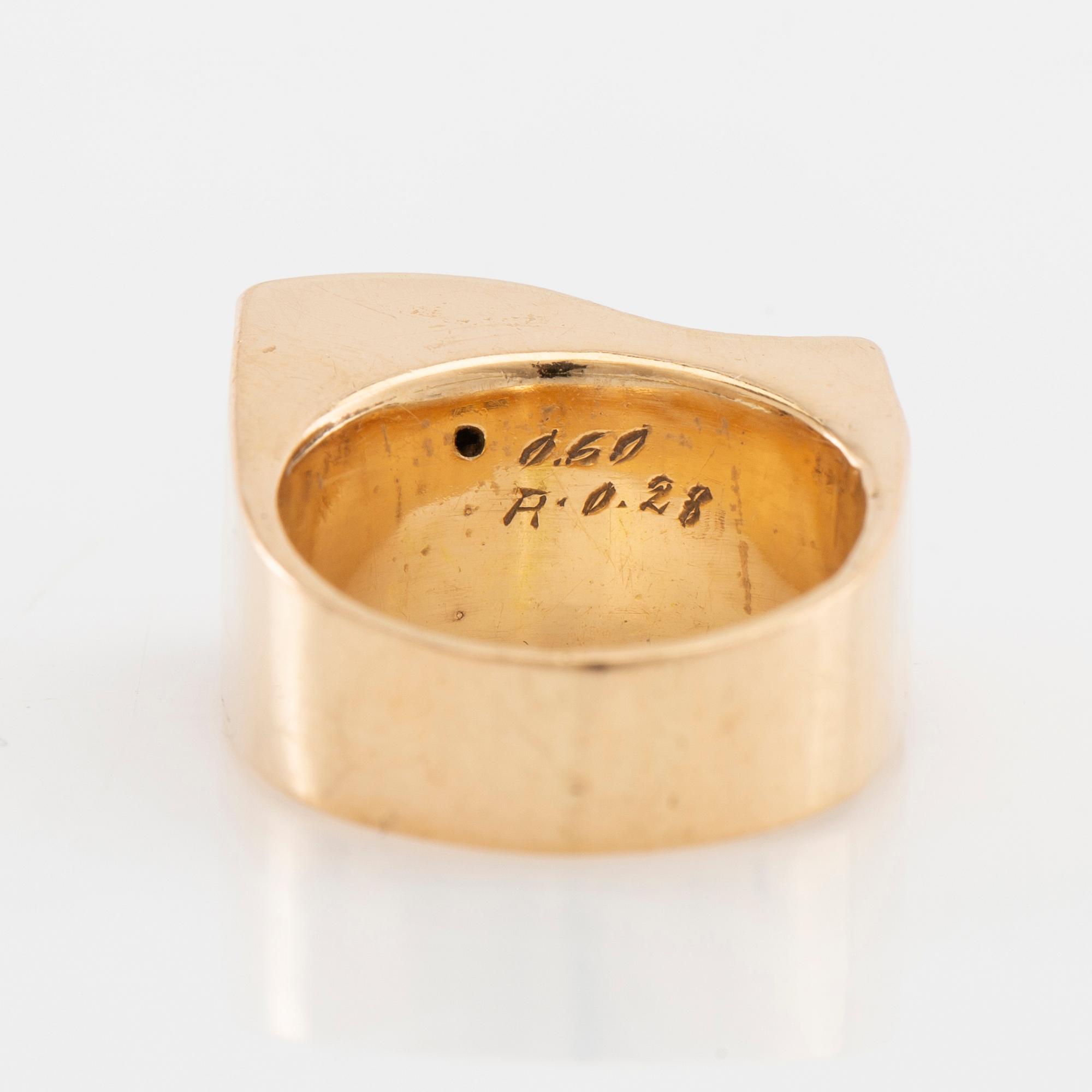 Ring in 18K gold set with round brilliant-cut diamonds and a round faceted gemstone.