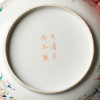 A dragon dish, late Qing dynasty/Republic.