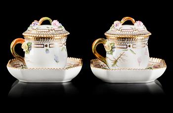 14. A pair of Flora Danica custard cups with covers and plate, Royal Copenhagen.