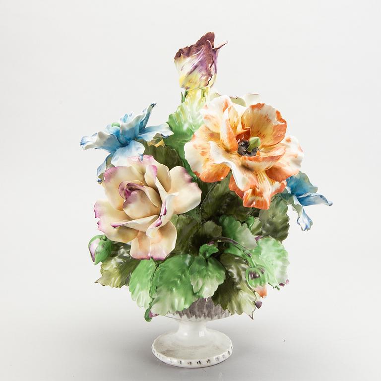 Bordsdekoration, porslin, Capodimonte Italien 1900-talets mitt.