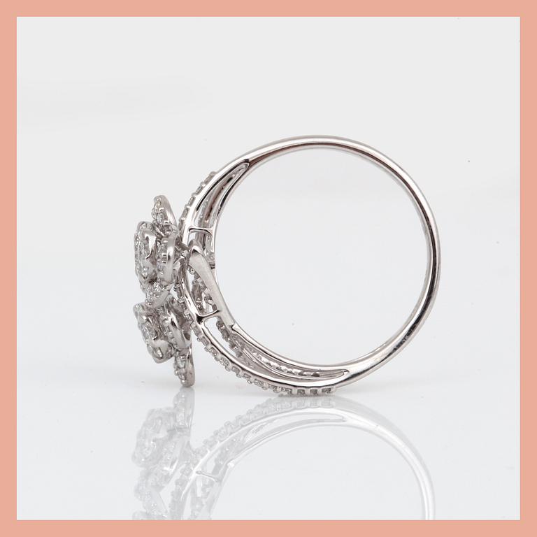 RING, 14K vitguld med olika slipade diamanter, tot ca 1,00 ct. Tota vikt ca 3,67 g.