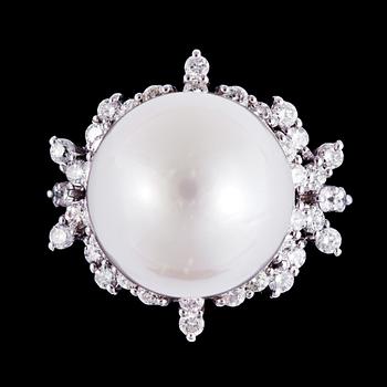 1256. A cultured South sea pearl, 17,4 mm, and brilliant cut diamond ring, tot. app. 1.50 cts.