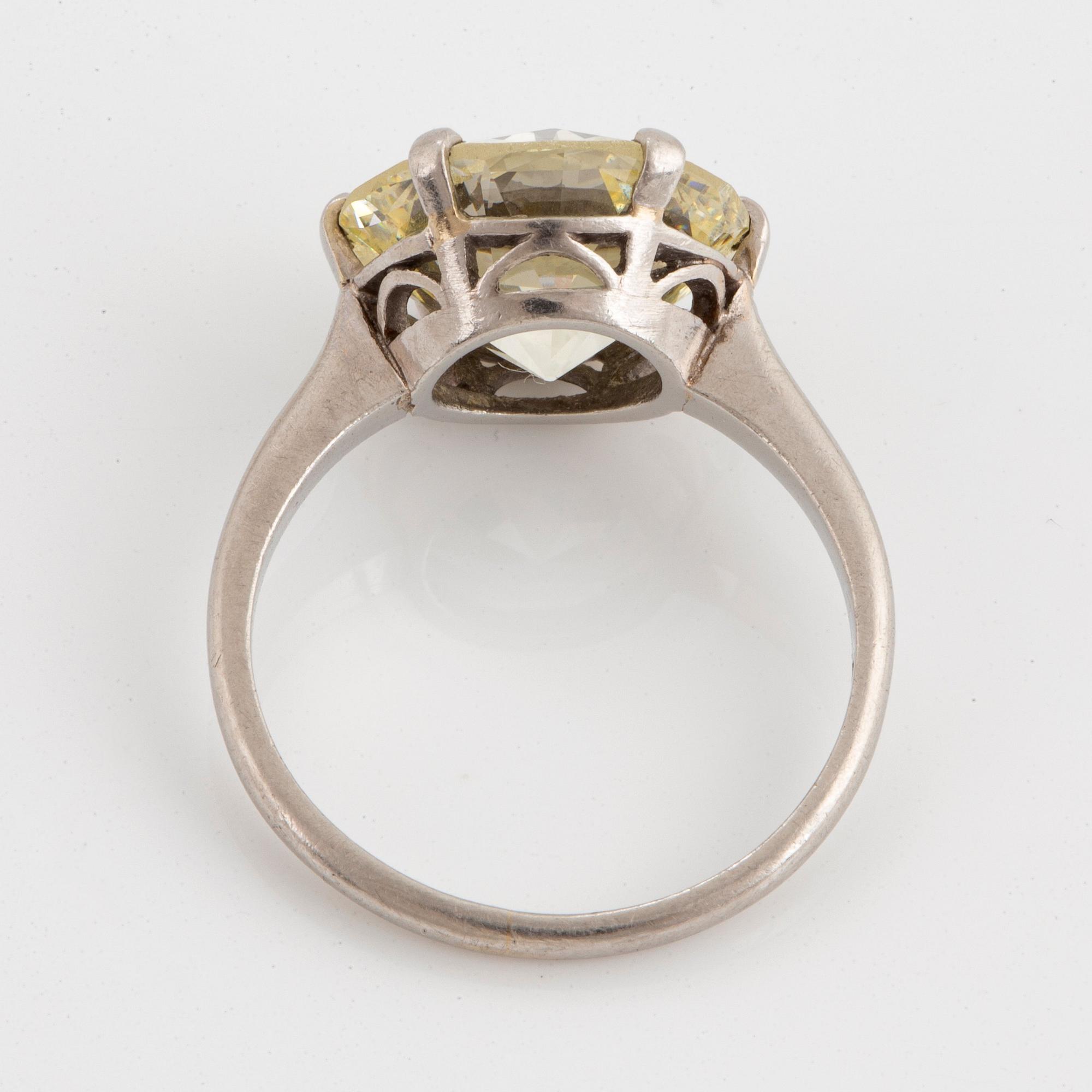 Ring platina med en gammalslipad diamant ca 5.50 ct kvalitet ca O/R vs.