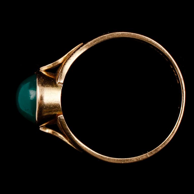 RING, 18k guld med cabochonslipad grön sten, C G Hallberg, 1961. Total vikt ca 5 g.