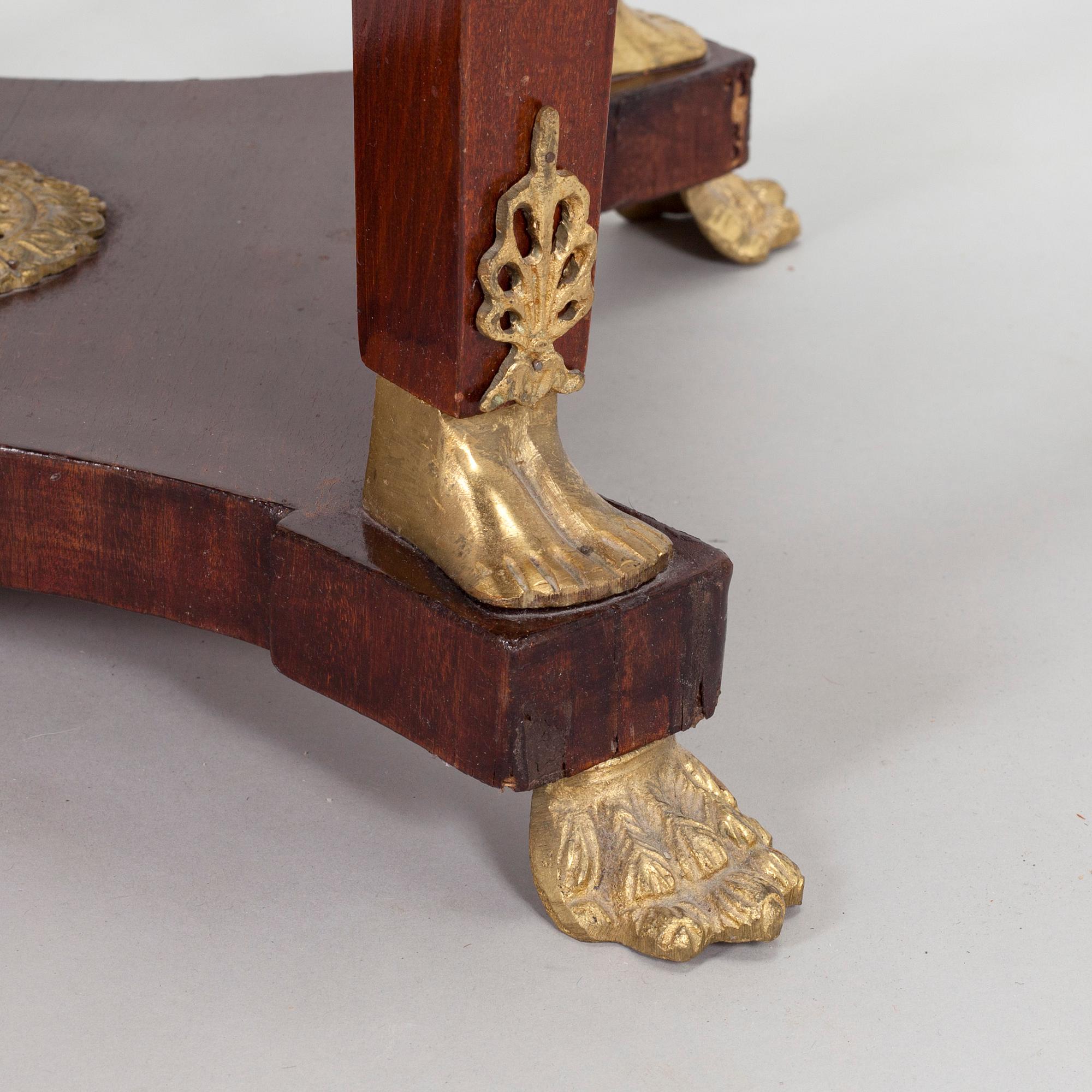 Salongbord, empirestil, 1900-talets första hälft.